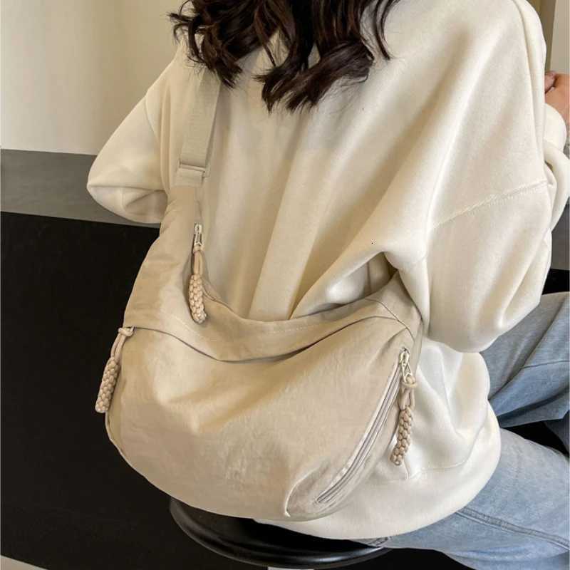 Leisure Crossbody Hobo Bag with Large Capacity Versatile and Niche Design Nylon Shoulder Bag Student Class Mailman Bag Z250918