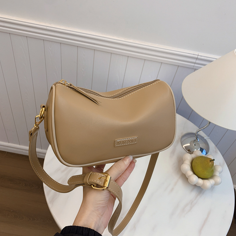 clean 2025 autumn and winter new French style handbag fashion niche design versatile trend women's bag shoulder bag retro designer bag