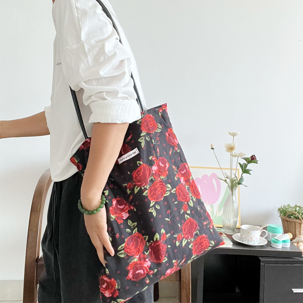 2025 Autumn/Winter New bag Style Black Rose Vacation Style Shoulder Bag Simple Retro Design Canvas Bag Large Capacity Designer Bag