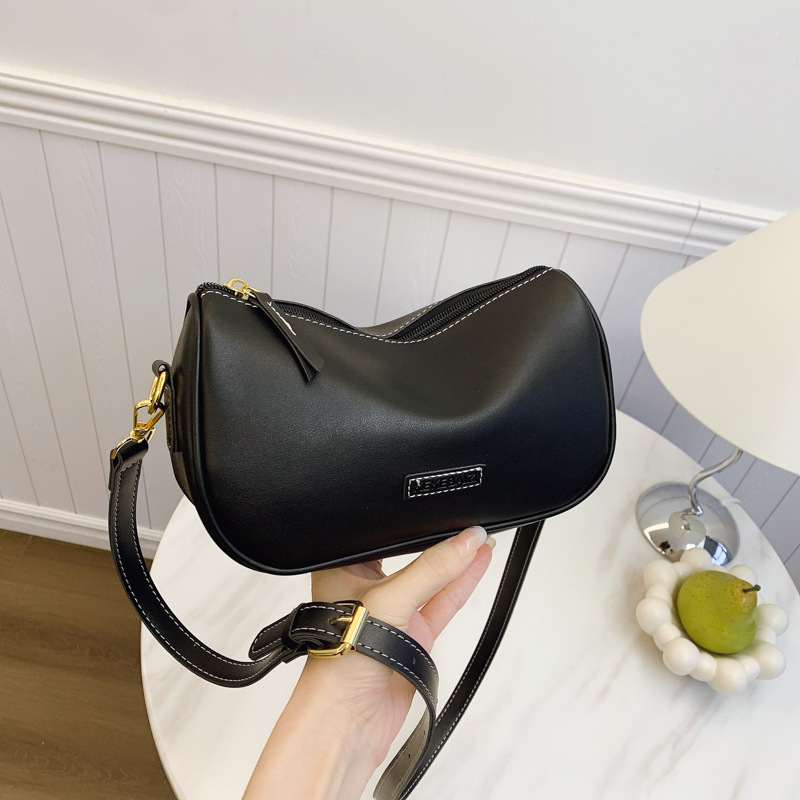 clean 2025 autumn and winter new French style handbag fashion niche design versatile trend women's bag shoulder bag retro designer bag