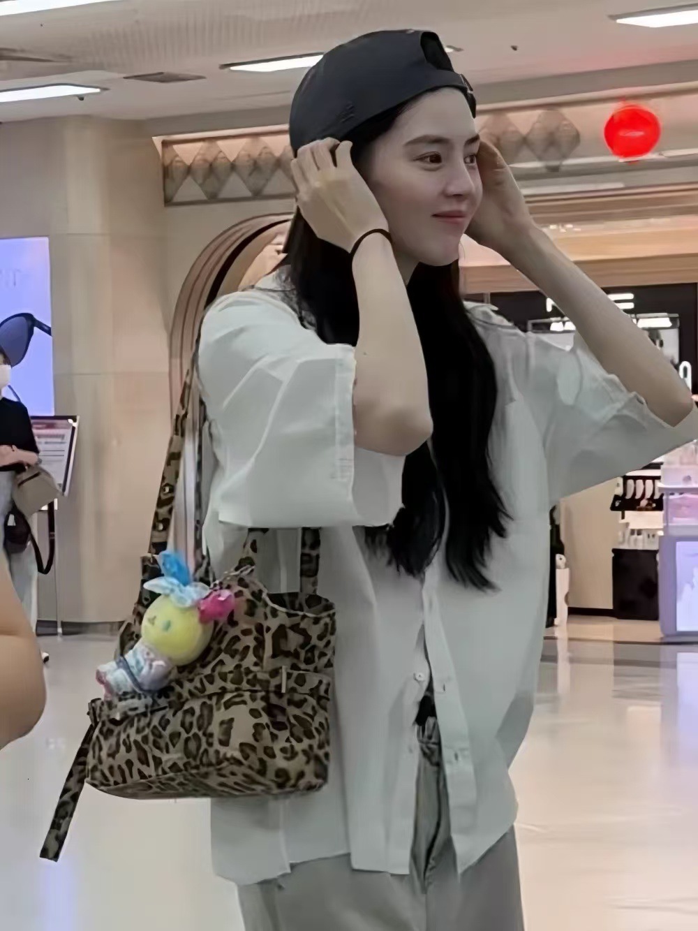 2025 autumn bag and winter new leopard print women's shoulder bag with large capacity, light luxury, niche design, commuting armpit bag, fashiona