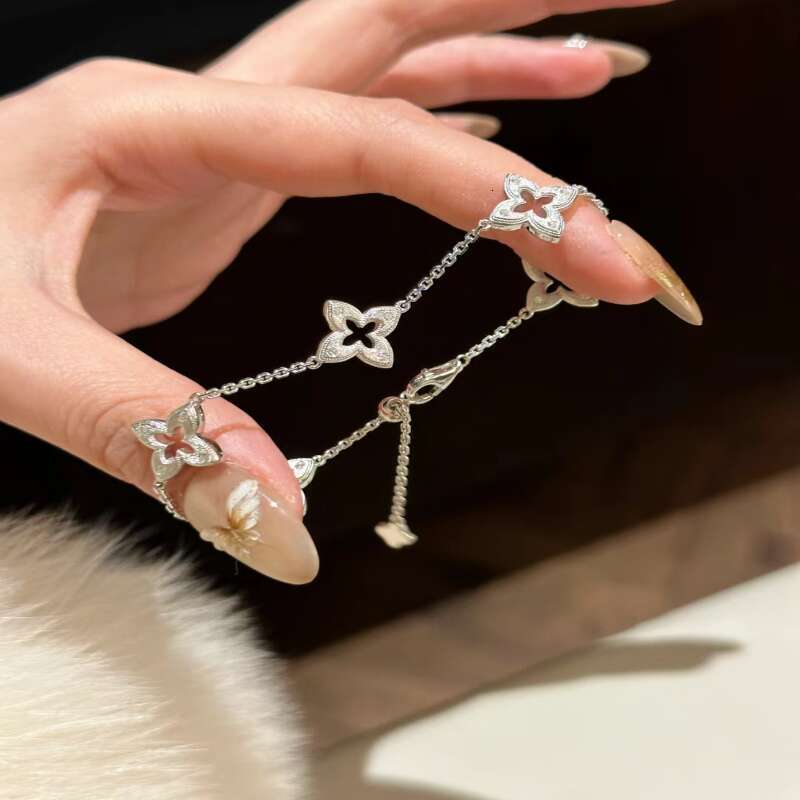 Bracelet Designer Luxury jewelry for women Stainless Steel plated with 18K gold or silver men Hollow Brushed Four-Leaf Clover high quality Festival Va