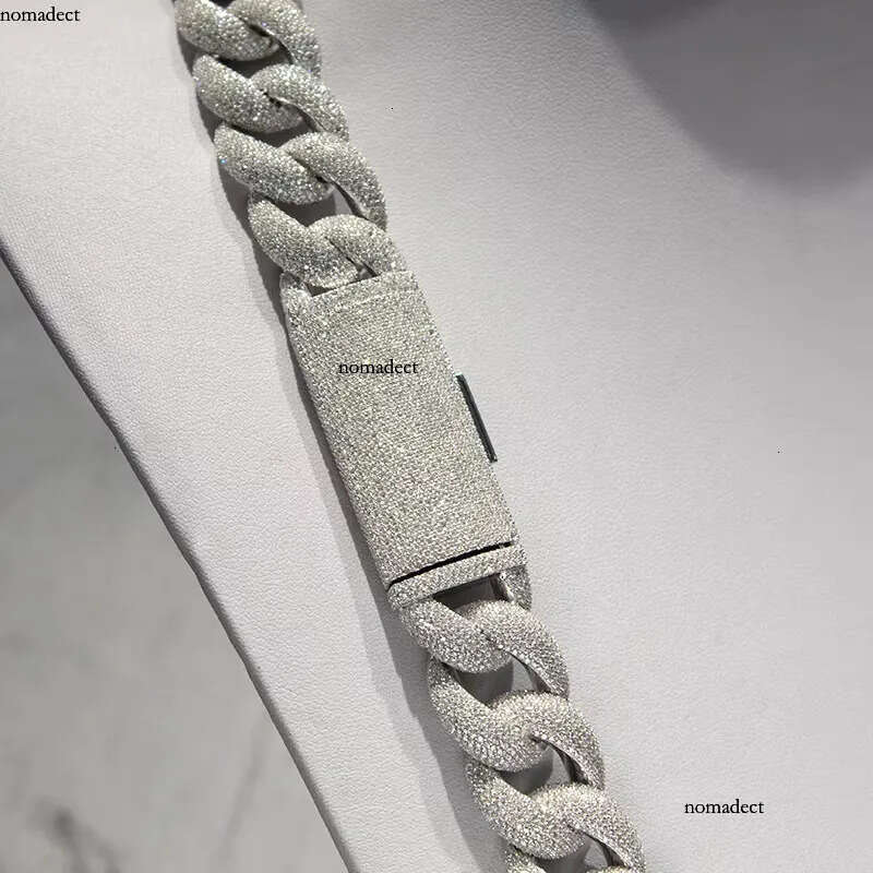 Miami in Sier Sparkling 20mm Iced Out VVS Moissanite Cuban Link Chain 4b