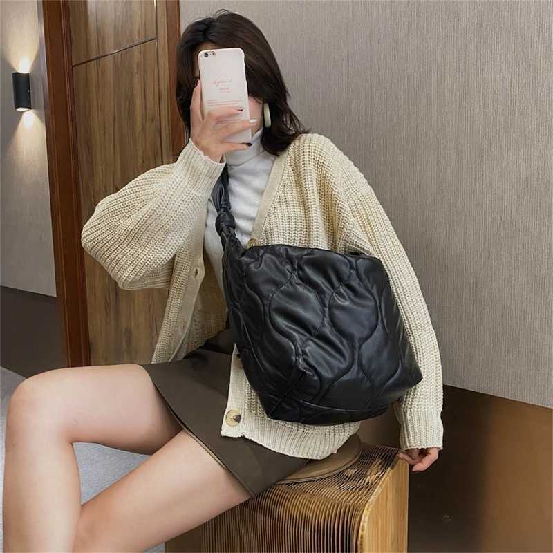 2021 Winter New Women Shoulder Bags Down Feather Padded Big Crossbody Hobo Bag Cotton Leather Female Large Capacity Shopper Tote Z250918