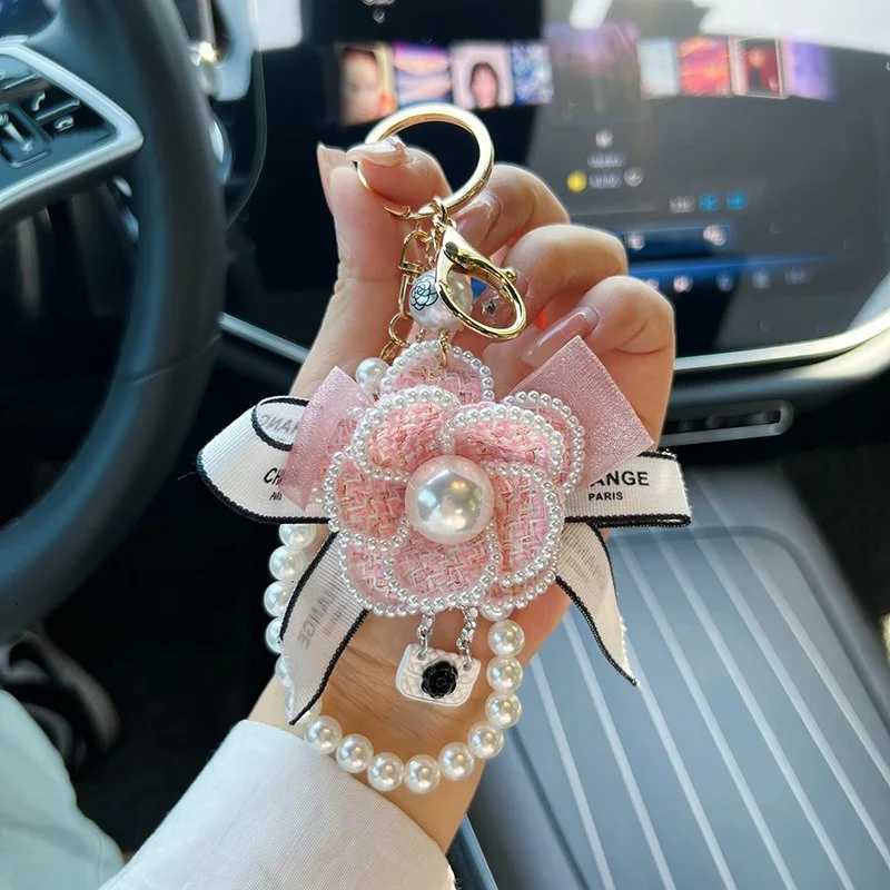 Fashion Creative Camellia Bow Bag Pendant Keychain Fashion Pearl Chain Korean Car Keychain Womens Circle D250925