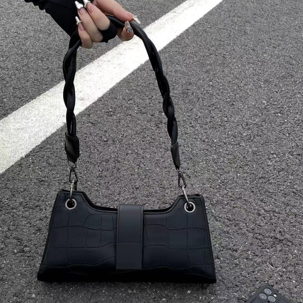 2025 autumn and winter new armpit bag trend simple clean style niche design light bag luxury retro design fashionable shoulder bag designer bag