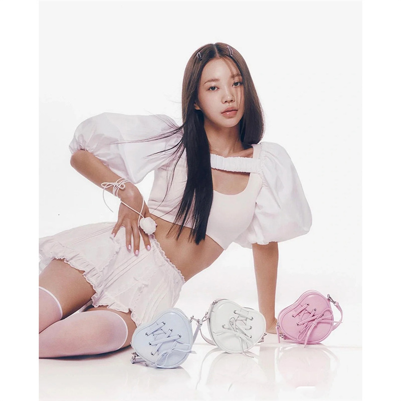 Autumn/winter 2025 new niche design Korean style minimalist design heart-shaped small bag elegant light luxury bag style handbag women's shoulder