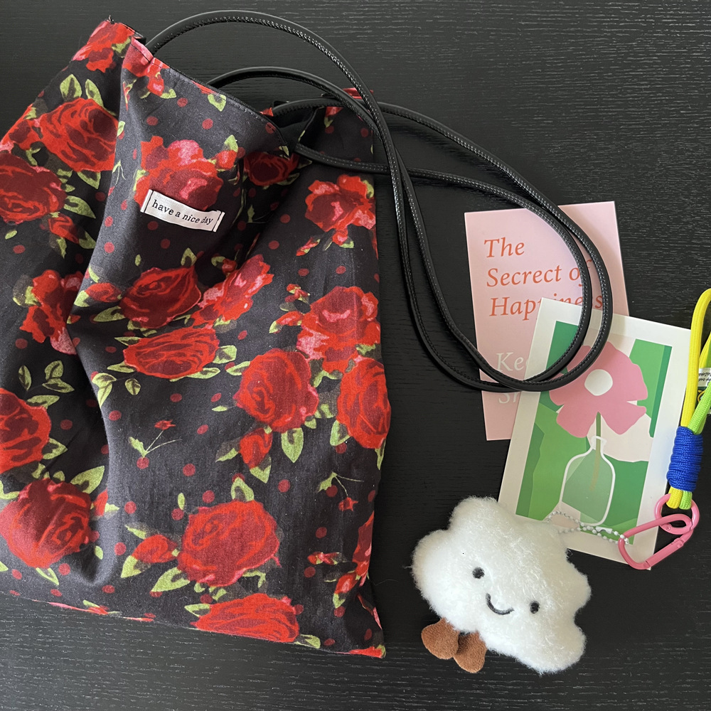 2025 Autumn/Winter New bag Style Black Rose Vacation Style Shoulder Bag Simple Retro Design Canvas Bag Large Capacity Designer Bag