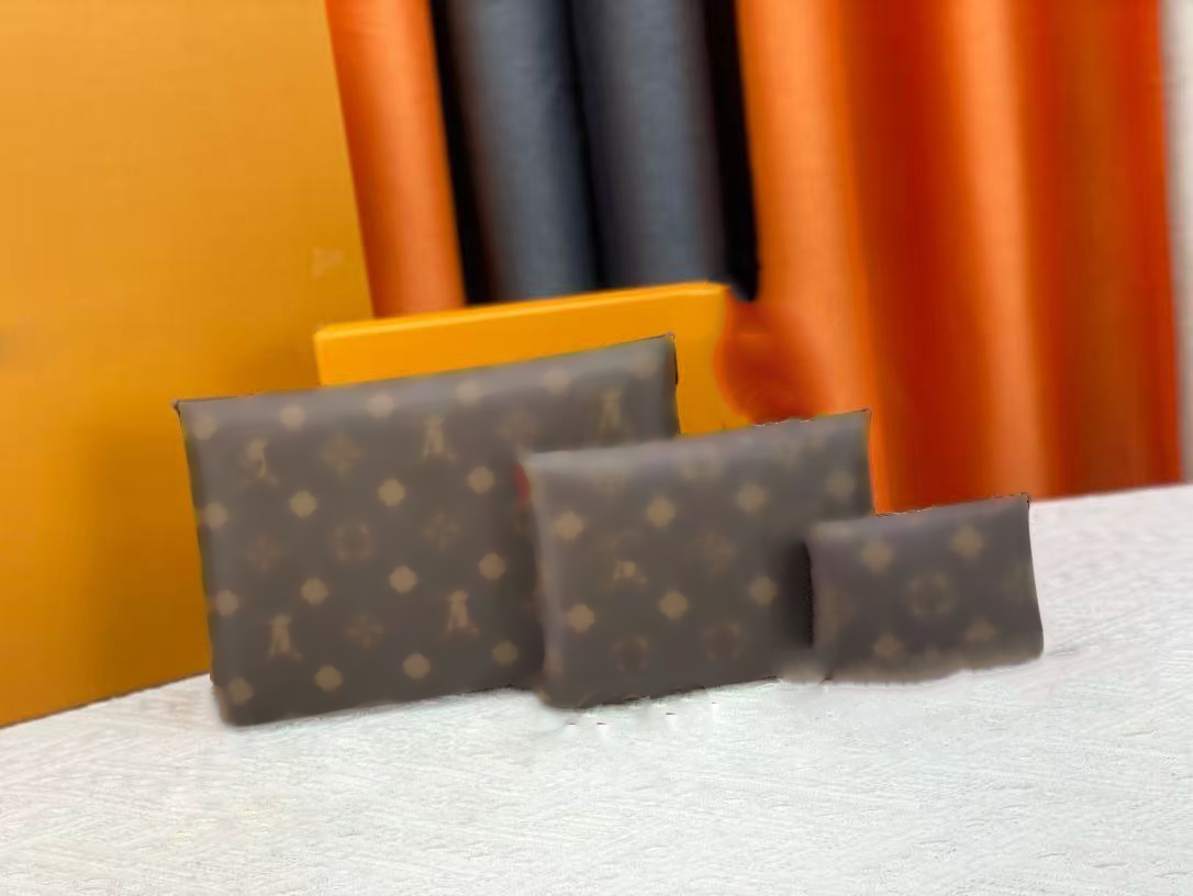 The new three-piece handbag - getting three for the price of one is happening again! This envelope-style handbag is simply stunning!