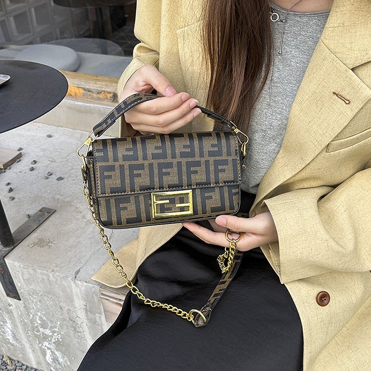 New Cross-border Trade Shoulder Bag Retro Crossbody Bag Designer Bag Women's Bag Versatile Baguette Bag Crossbody Luxury Bag Small Square Bag