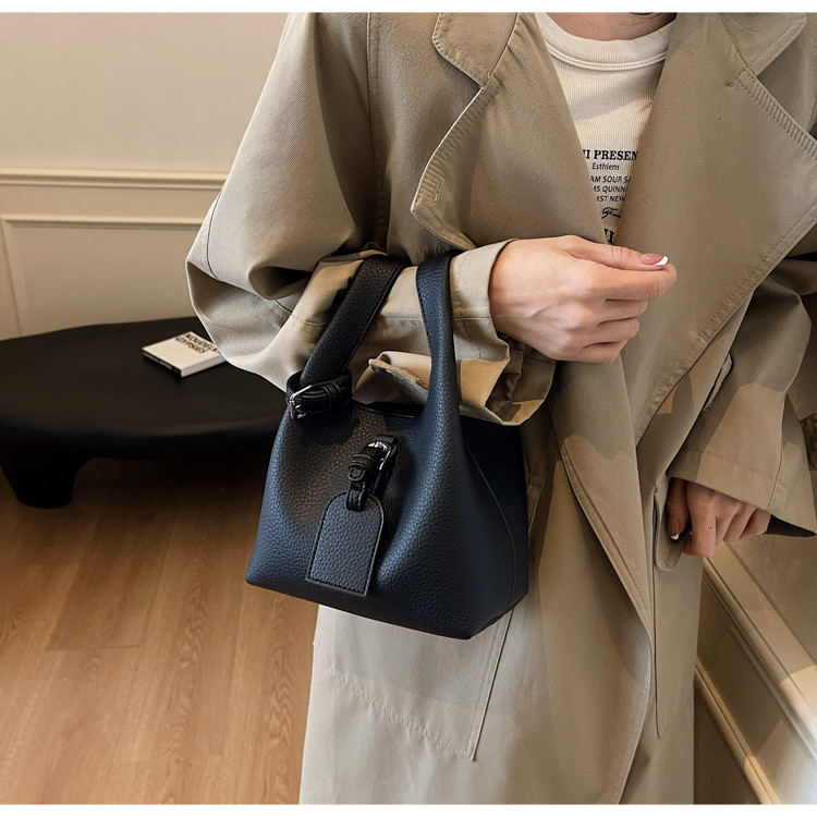 2025 autumn and winter bag new French retro style women's fashionable and elegant bucket bag niche design women's shoulder bag designer bag