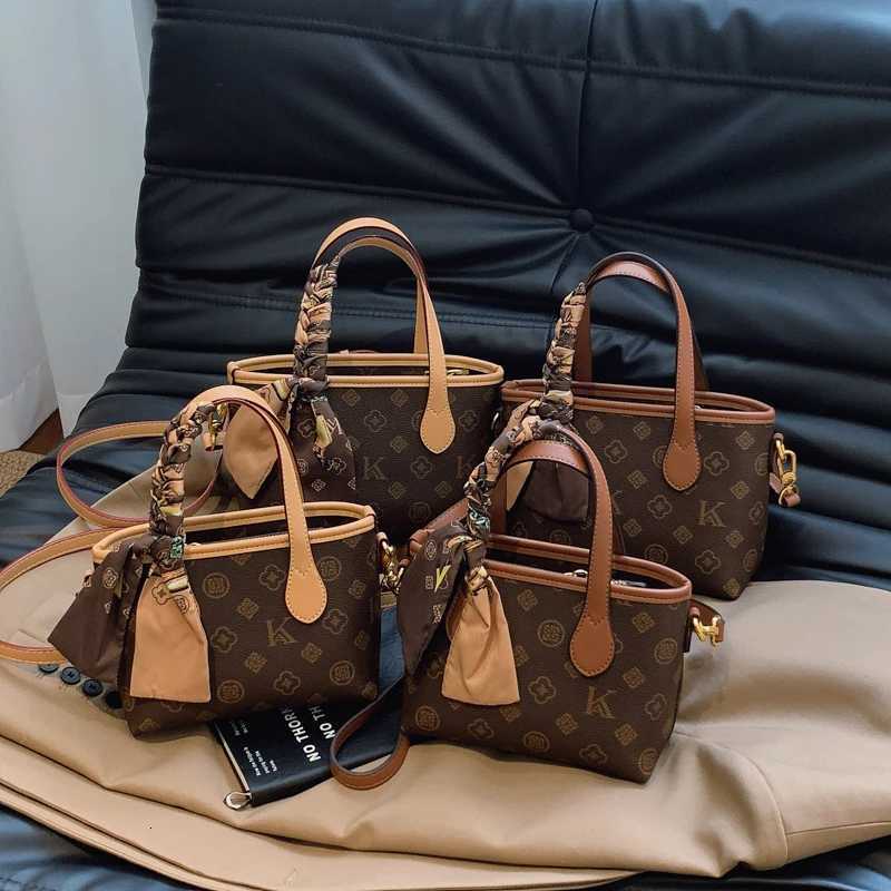 Unique Vintage Leather Messenger Bag For Commuter Use Featuring Minimalist Style Elegant And Paris Fashion FlairW250926