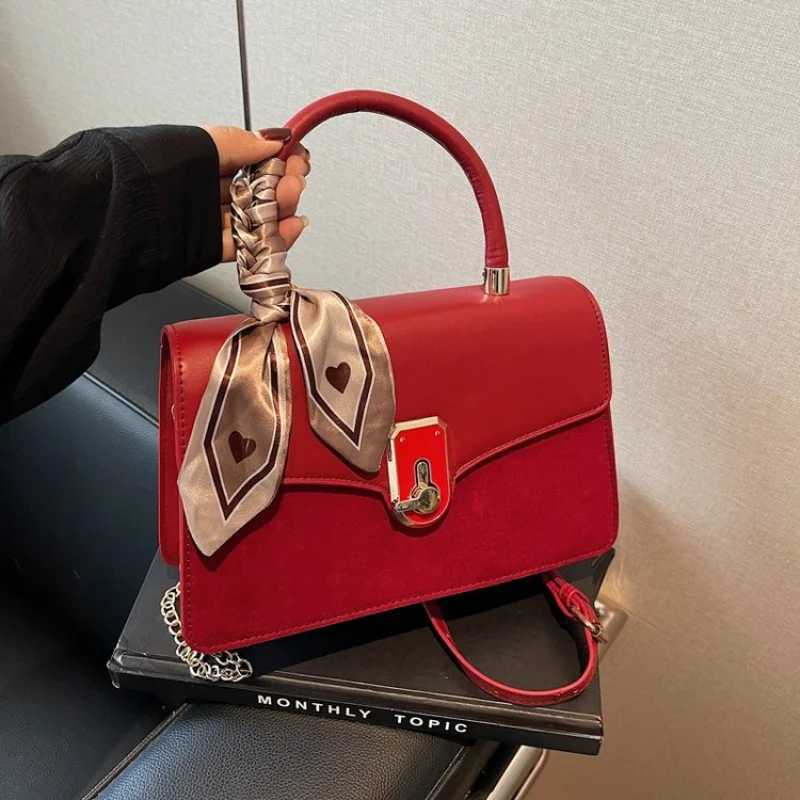 Elegant Women Shoulder Bag With Embossed Crocodile Pattern And Gold Hardware For A Luxurious Expensive Feel Z250926