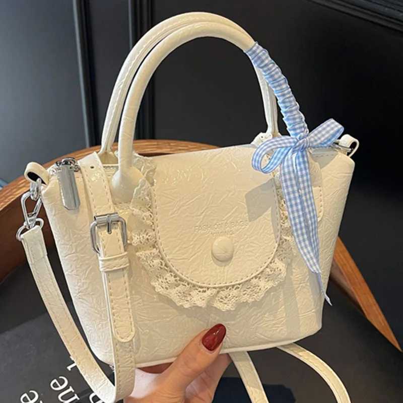 2025 New Designer Hand Carved Shoulder Bag Stylish Textured Crossbody Purse for Women Elegant Handheld Tote FashionableW250926