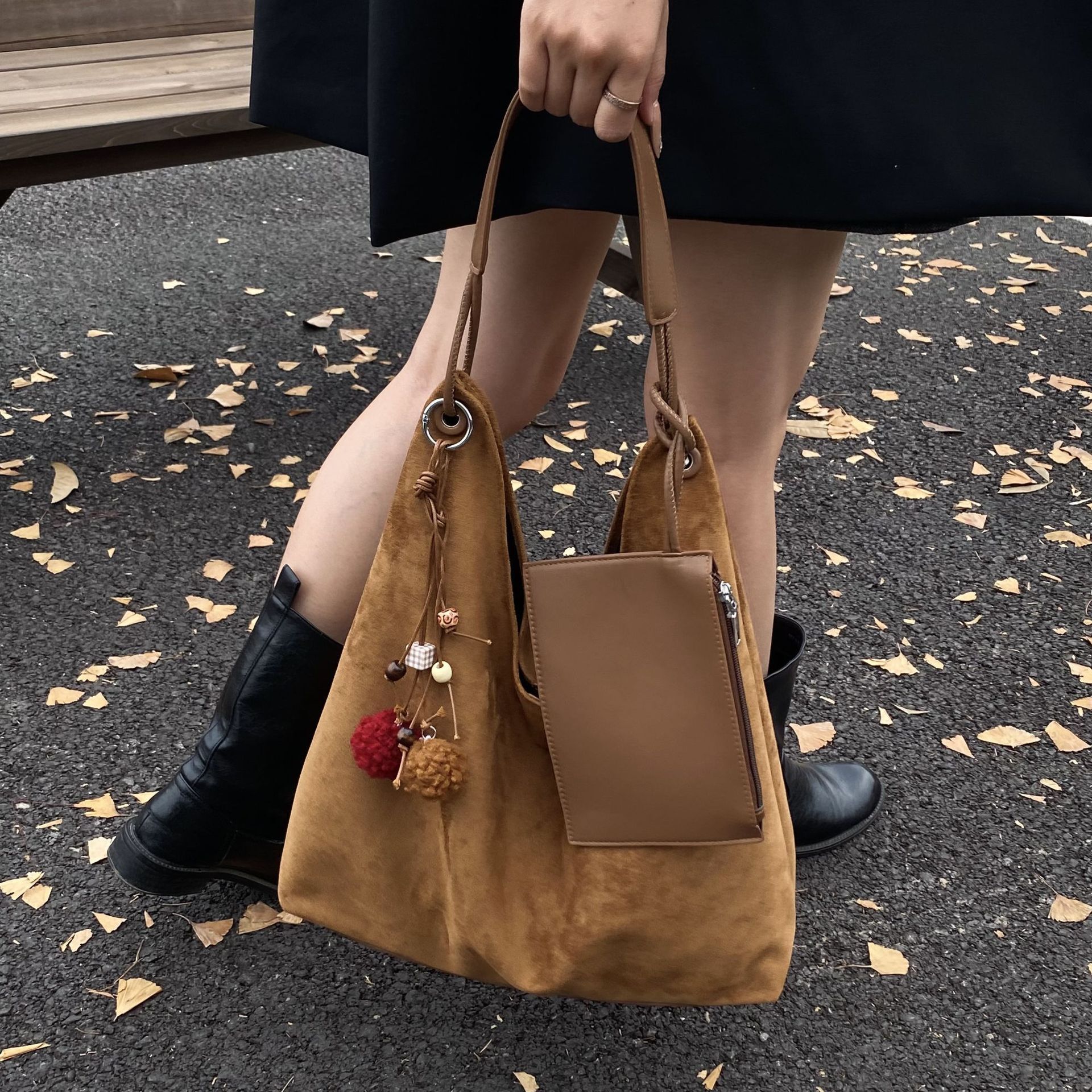 French retro light luxury velvet bread women's new autumn and winter trend bag clean large capacity shoulder bag simple popular handbag designer 