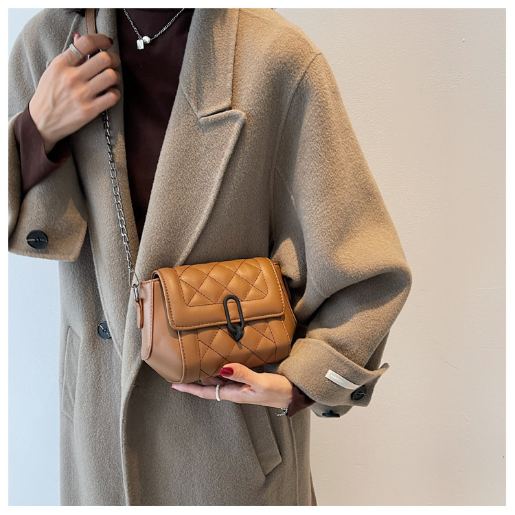 2025 autumn and winter French style new trend niche design women's shoulder bag fashionable quilted chain bag bag retro light luxury designer bag