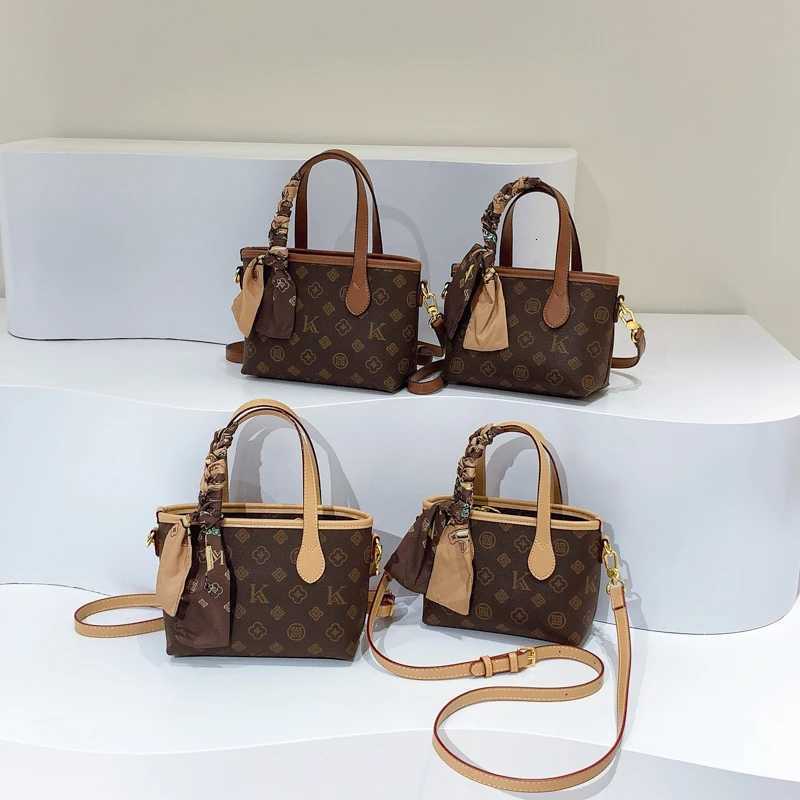 Unique Vintage Leather Messenger Bag For Commuter Use Featuring Minimalist Style Elegant And Paris Fashion FlairW250926