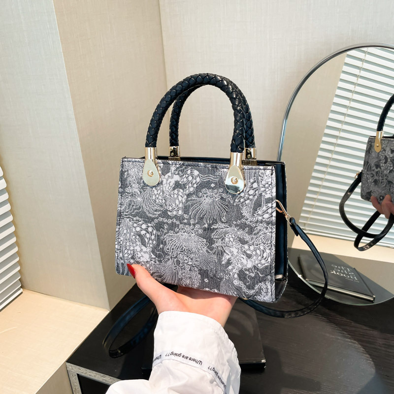 2025 autumn and winter new Chinese bag style women's trendy design shoulder bag niche design retro light luxury style handbag designer bag