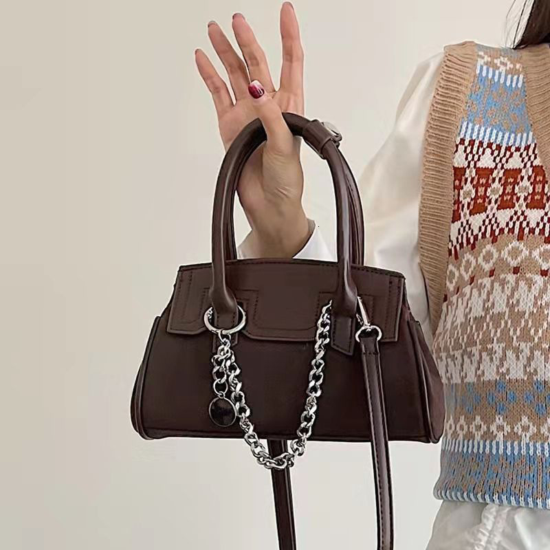 2025 bag autumn and winter European retro style clean new handheld matte bag niche design patch chain light luxury women's shoulder bag designer 