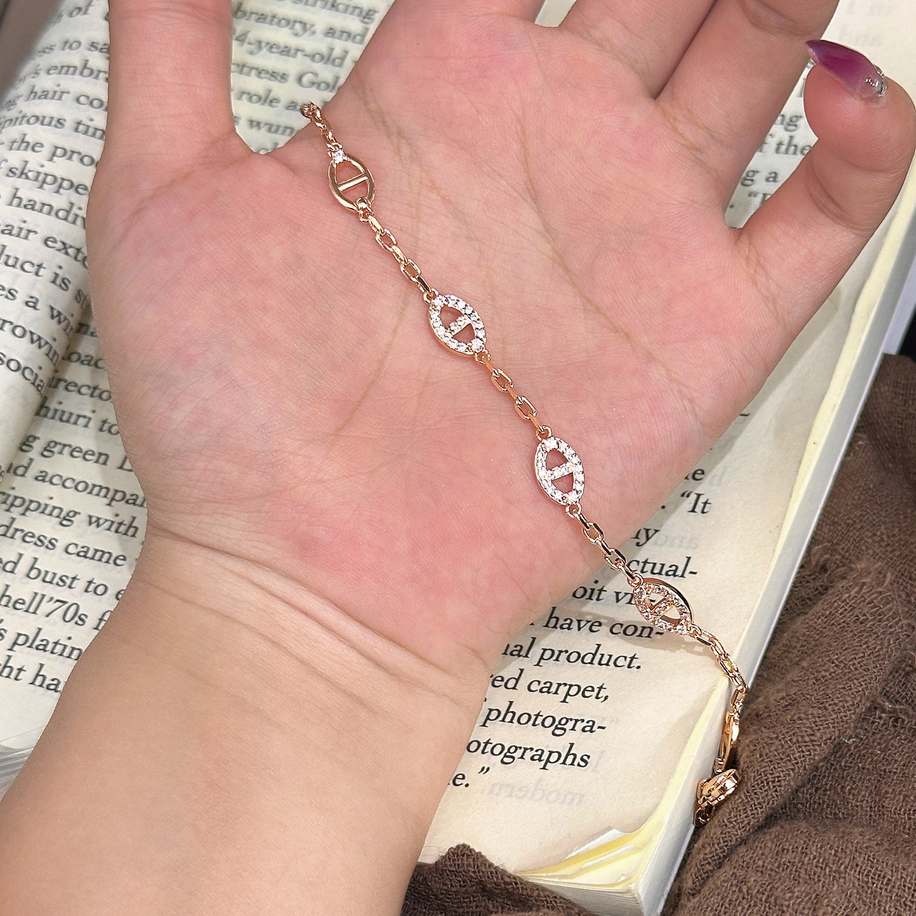 High-Quality Exquisite Bare Pig Nose Bracelet Elegant Versatile Light High-End Collarbone Chain Set