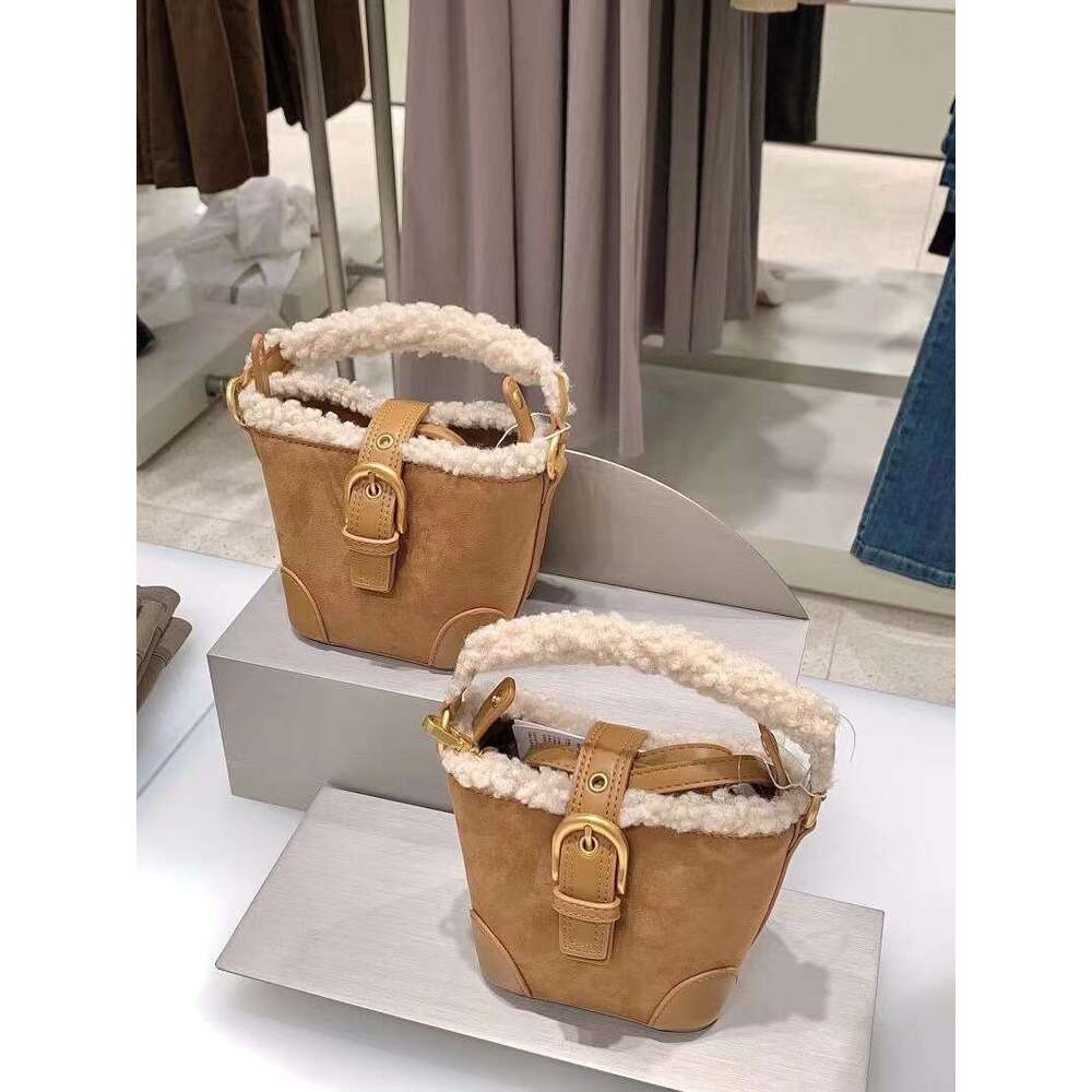 New Autumn/winter Diagonal Straddle for Women's Leisure, Retro and Versatile Atmosphere, Edge Handheld Shoulder Bag, Plush Bag