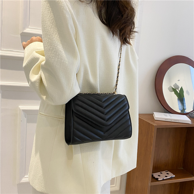 Autumn/winter 2025 new women's shoulder bag niche design fashion chain shoulder bag French light luxury designer bag trendy bag small square bag