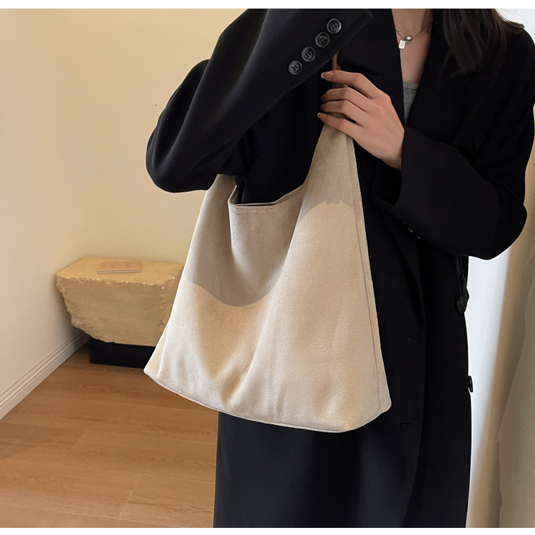 French retro style women's soft velvet bread autumn and winter new fashion large capacity shoulder bag light luxury designer bag bag simple bucke