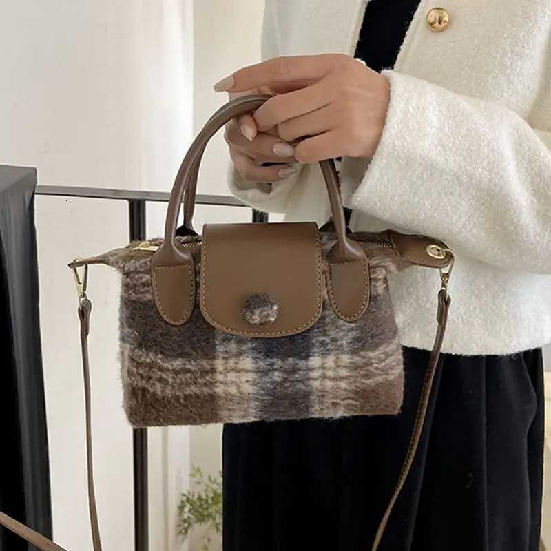 Shoulder Bag in Autumn and Winter 2024 Advanced Small Bag Womens Woolen FAshion Messenger Bag Plaid Portable HandbagW250926