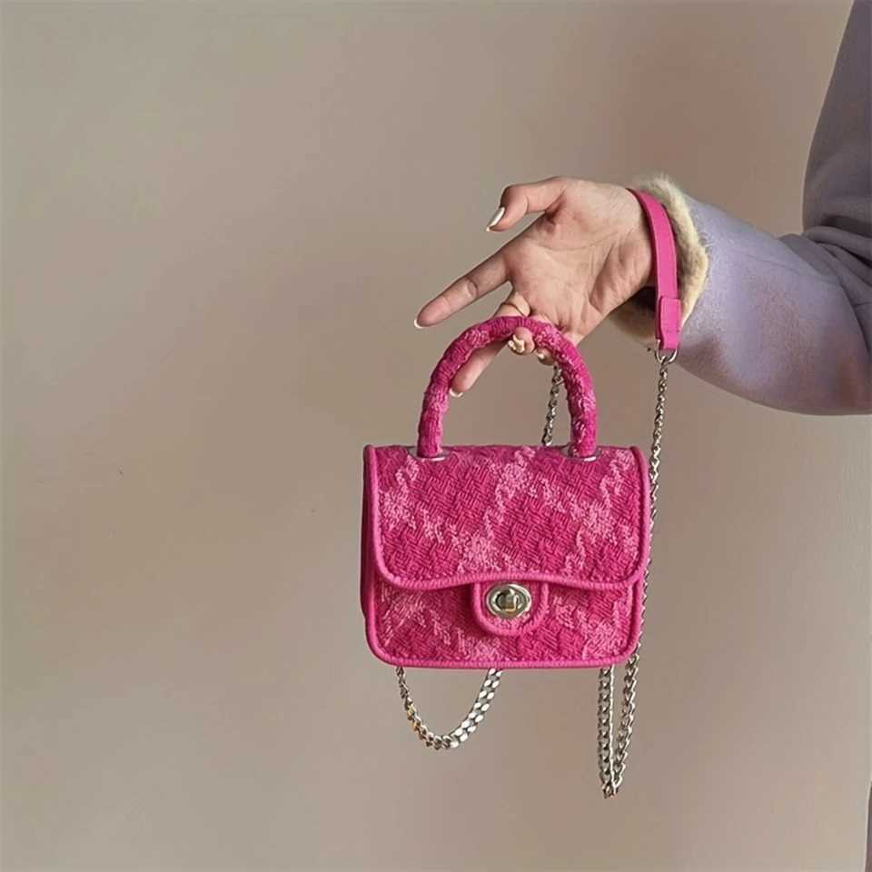 Quilted Crossbody Handbag with Lock Closure and Chain Strap Z250926