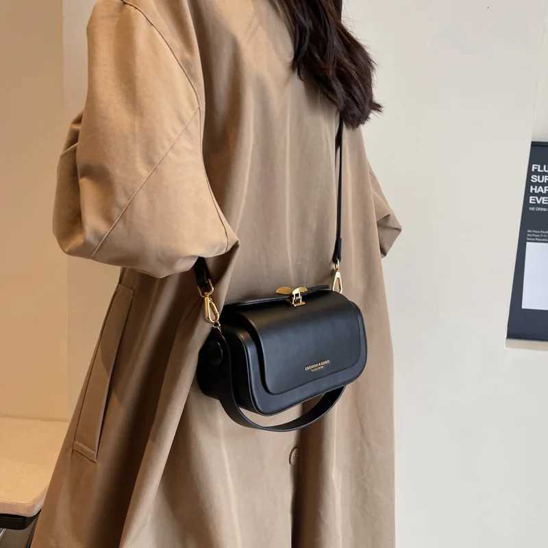 Classic Black Shoulder Bag Womens Versatile Retro Crossbody Square Bags 2024 New Large Capacity Textured Leather Flap Handbags Z250926