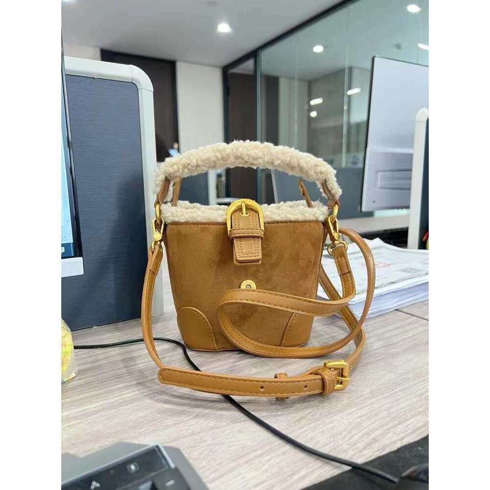 New Autumn/winter Diagonal Straddle for Women's Leisure, Retro and Versatile Atmosphere, Edge Handheld Shoulder Bag, Plush Bag