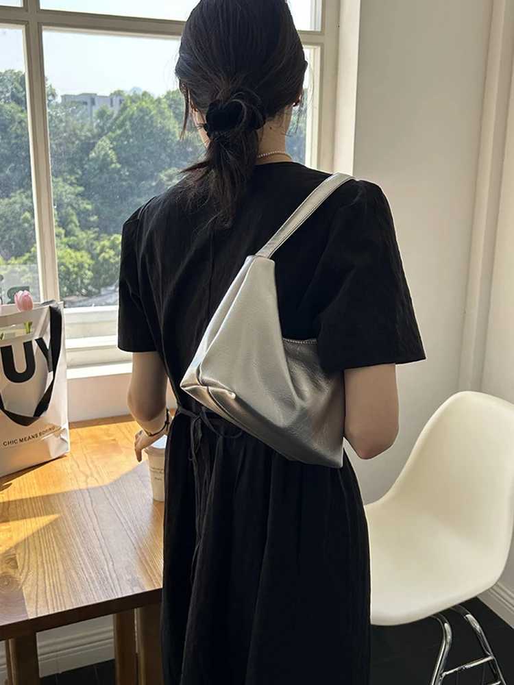 2025 new silver fashionable armpit bag with niche design shoulder bag handbag womens daily simple commuting bag Z250926