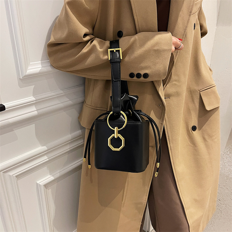2025 French autumn and winter new trend retro style women's crossbody bag leather bag texture hand-held bucket bag light luxury clean designer ba