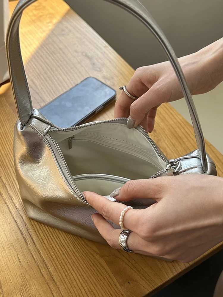 2025 new silver fashionable armpit bag with niche design shoulder bag handbag womens daily simple commuting bag Z250926