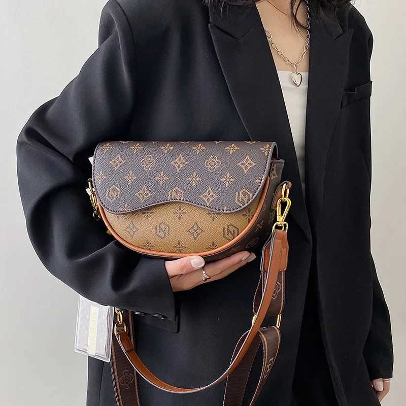 2025 New Womens Niche Highend Textured Printed Saddle Bag Fashion Versatile Underarm Single Shoulder Oblique Span BagW250926