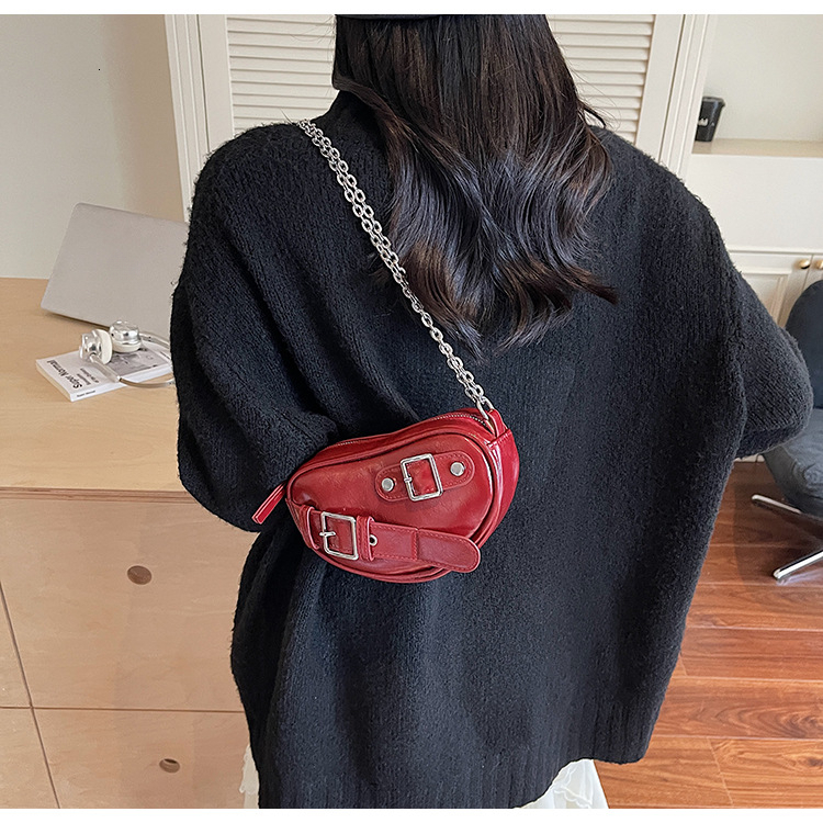 2025 autumn and winter Korean bag style new niche design women's heart-shaped mini shoulder bag retro light luxury style designer bag