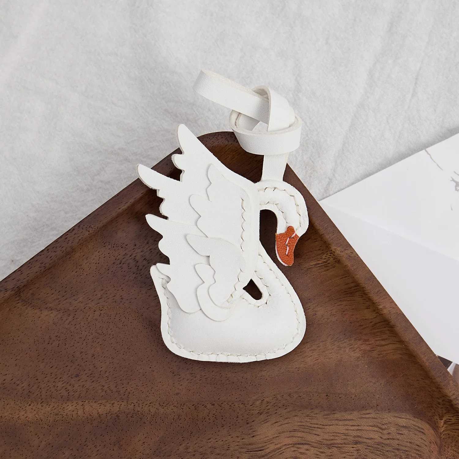 Luxurious Handmade Real Leather Black And White Swan Couple Keychain Gift Cute Decoration Suitable For Bag Exquisite Charm Bag Accessories D2509261