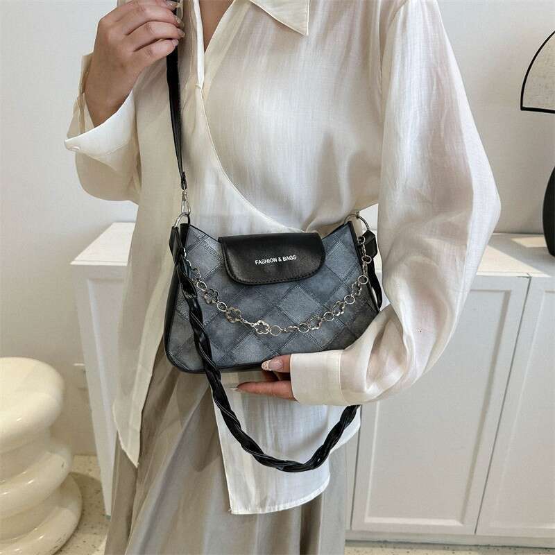 This year's niche design bags for women new trendy and versatile textured crossbody popular single shoulder armpit bag