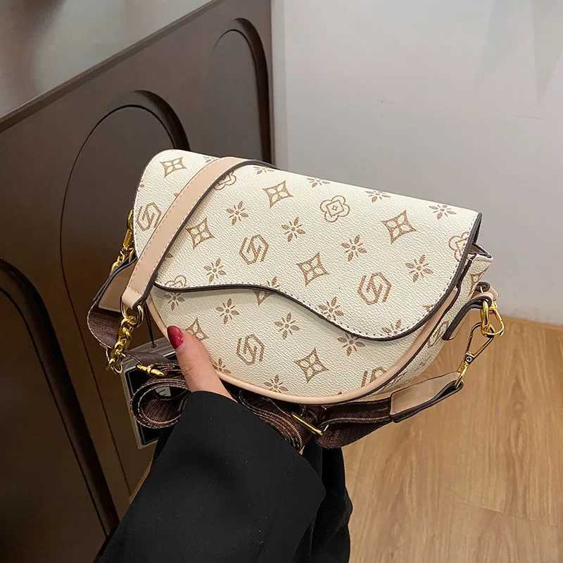 2025 New Womens Niche Highend Textured Printed Saddle Bag Fashion Versatile Underarm Single Shoulder Oblique Span BagW250926