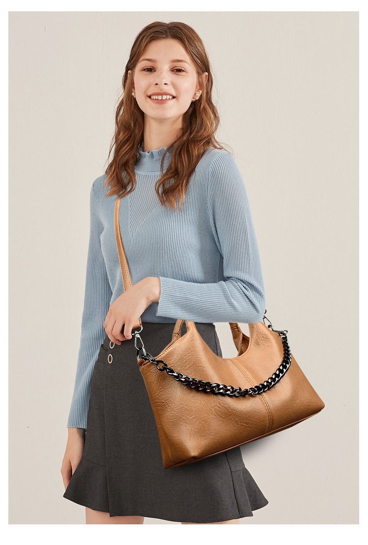 2025 autumn and winter large capacity niche design retro shoulder bag chain design clean bag trendy leather design women's light luxury designer 