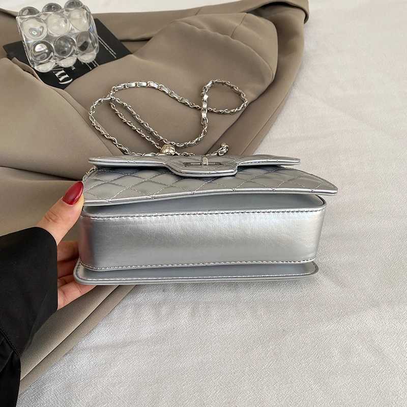 Womens Small Crossbody Bag Single Shoulder Handbag with Chain Strap Mini Purse for Casual Daily Evening Use Z250926