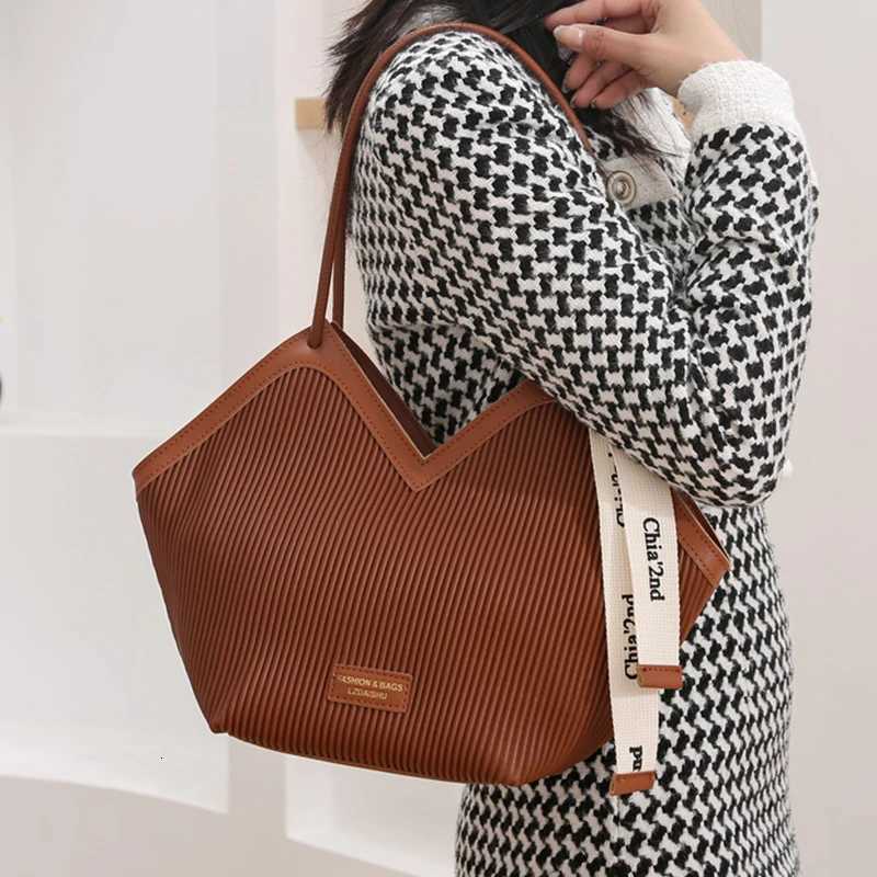 Neutral style backpack for daily commuting featuring a fashionable and simple singleshoulder handbag designW250926