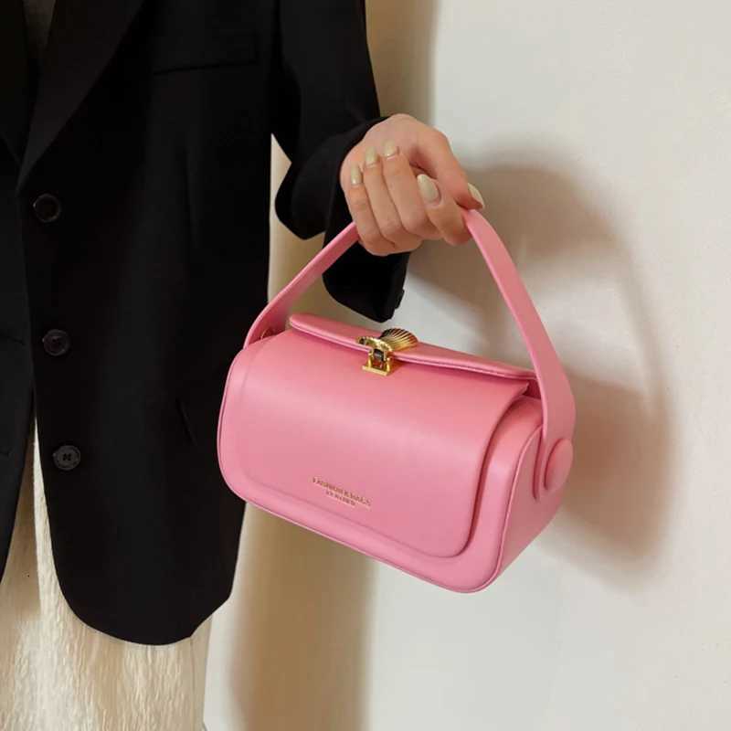 Classic Black Shoulder Bag Womens Versatile Retro Crossbody Square Bags 2024 New Large Capacity Textured Leather Flap Handbags Z250926