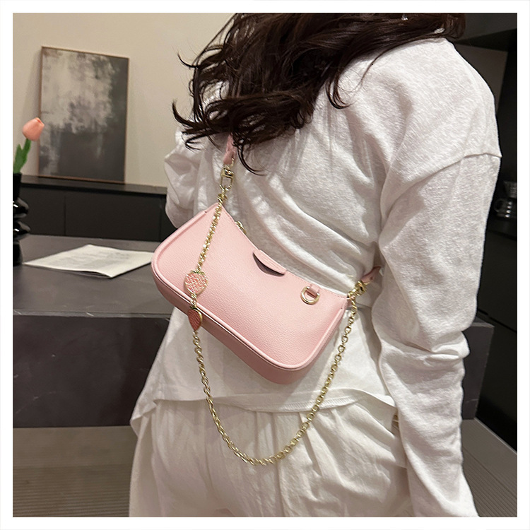 2025 Autumn/Winter New Retro Strawberry Pendant Shoulder Bag Trendy Style Fashion bag Chain Underarm Bag clean Light Luxury Designer Bag