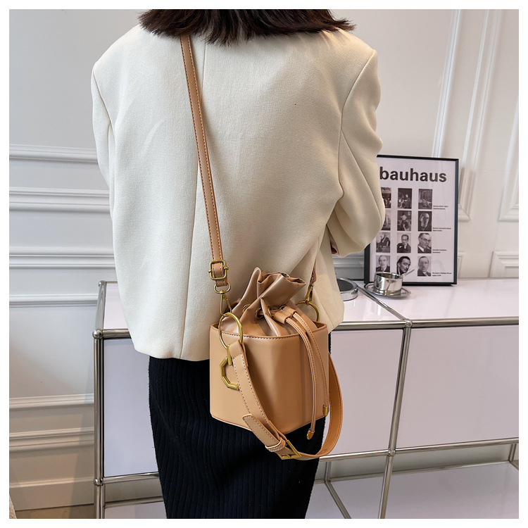 2025 French autumn and winter new trend retro style women's crossbody bag leather bag texture hand-held bucket bag light luxury clean designer ba