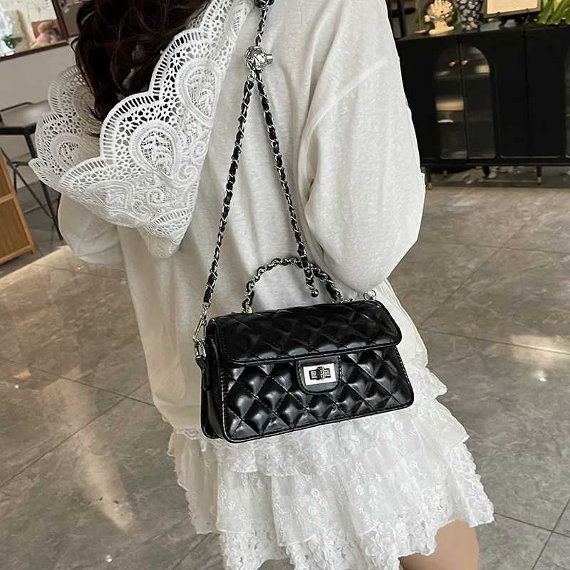 Rhombus Lock Chain Crossbody Bag 2025 New Simple Xiaoxiangfeng Handbag Versatile Shoulder Small Square Bag Z250926