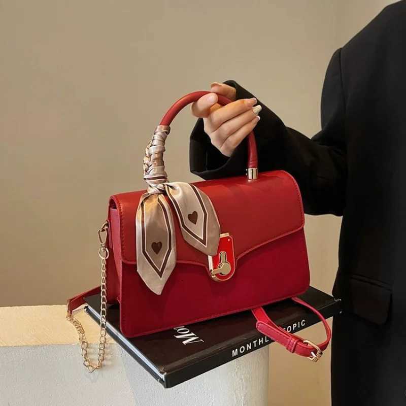 Elegant Women Shoulder Bag With Embossed Crocodile Pattern And Gold Hardware For A Luxurious Expensive Feel Z250926