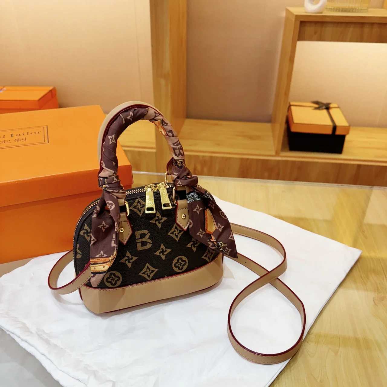 New womens chain strap shoulder bag womens crossbody bag fashionable solid color shopping handbag suitable for daily useW250926