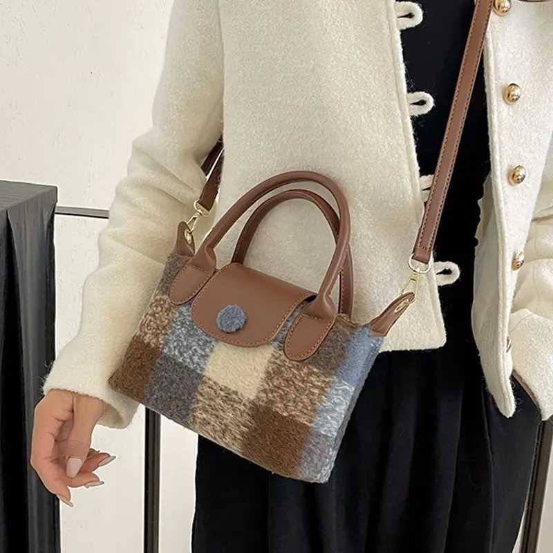 Retro Shoulder Bag in Autumn and Winter 2024 Advanced Small Bag Womens Woolen Fashion Messenger Bag Plaid Portable HandbagW250926