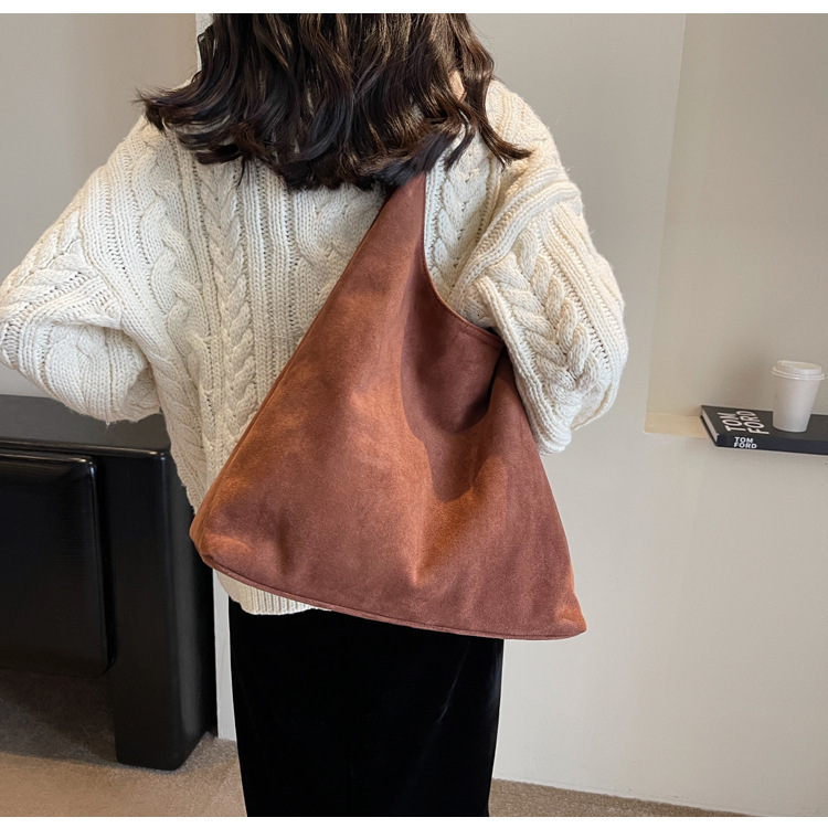 French retro style women's soft velvet bread autumn and winter new fashion large capacity shoulder bag light luxury designer bag bag simple bucke